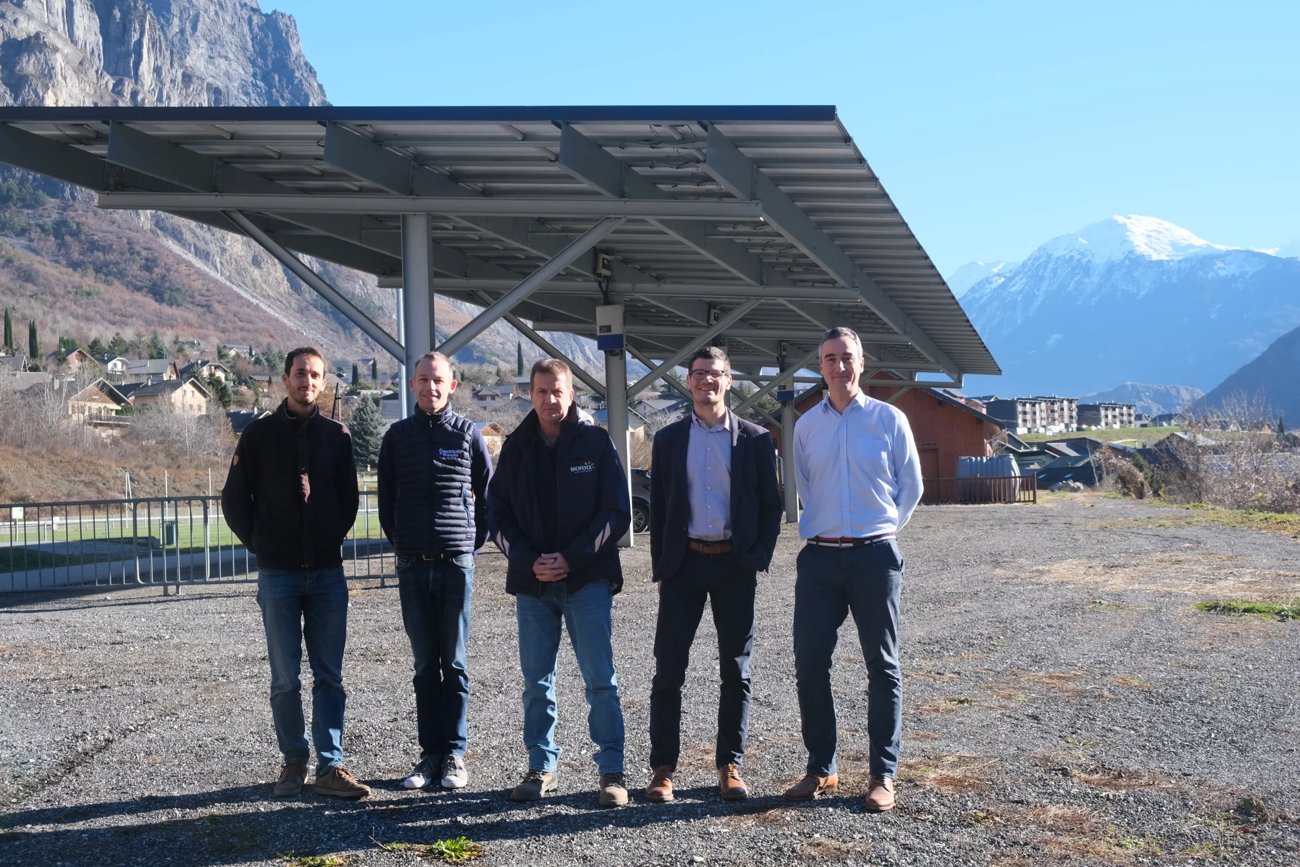 Les équipes de Soréa et Roseau Technologies devant l'ombrière solaire pilotée automatiquement dans le cadre du démonstrateur de raccordement intelligent en Basse Tension
