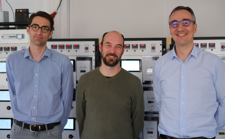 Benoît Vinot, Florent Perisse et Florent Cadoux posent devant le Roseau Smart Lab