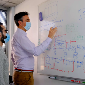 Services for Power Distribution Services Roseau homme devant un tableau blanc expliquant service Smart grid